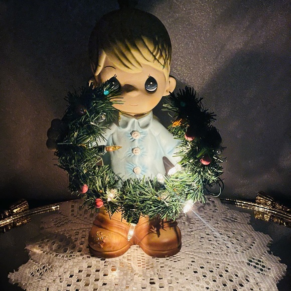 Precious Moments Large Holiday Boy With light up Wreath - Picture 9 of 9
